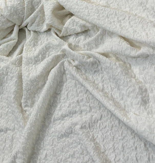 【米白色凹凸立体浮雕提花针织】可做西服，旗袍，裤子，连衣裙面料