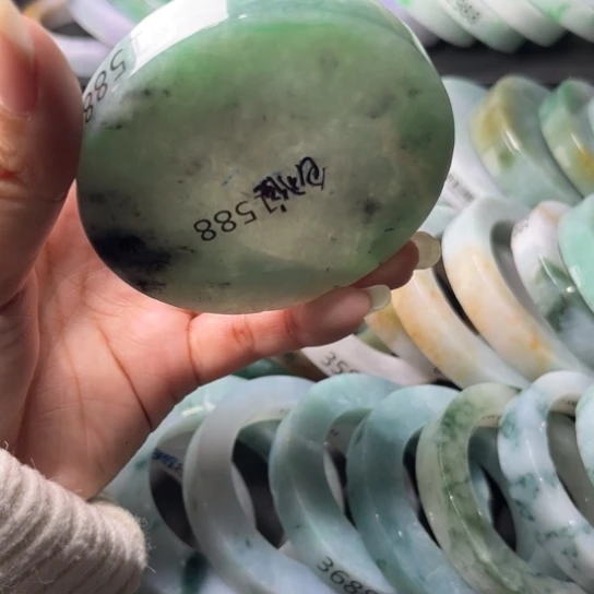 定制翡翠未镶嵌手镯