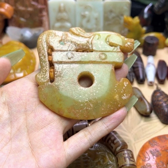 蛇纹石玉未镶嵌颈饰