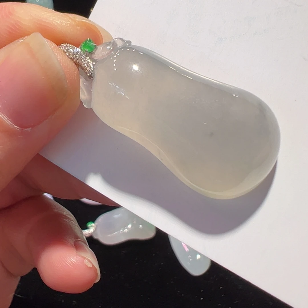 翡翠18K金镶嵌颈饰吊坠