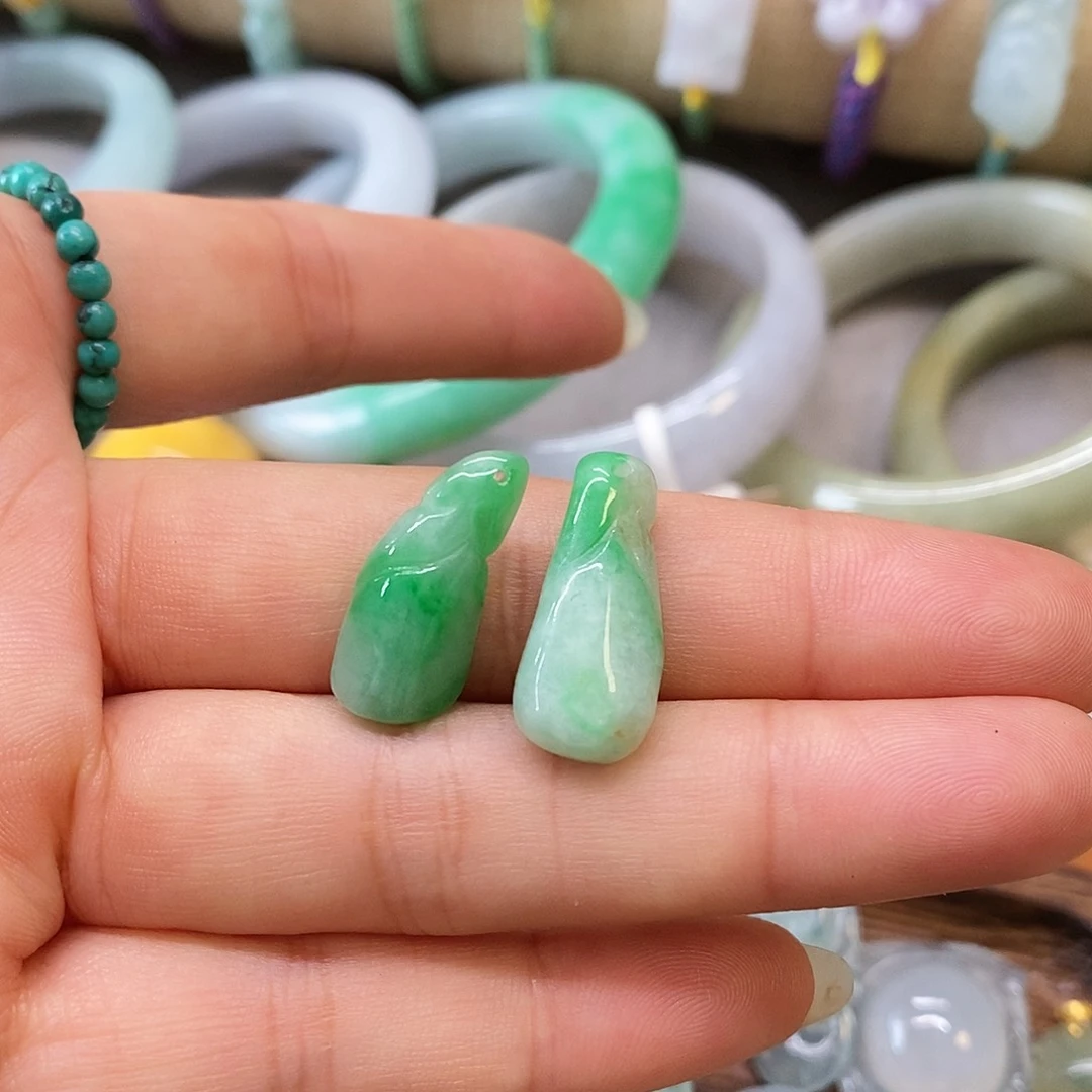 大***牙翡翠挂件未镶嵌翡翠挂件