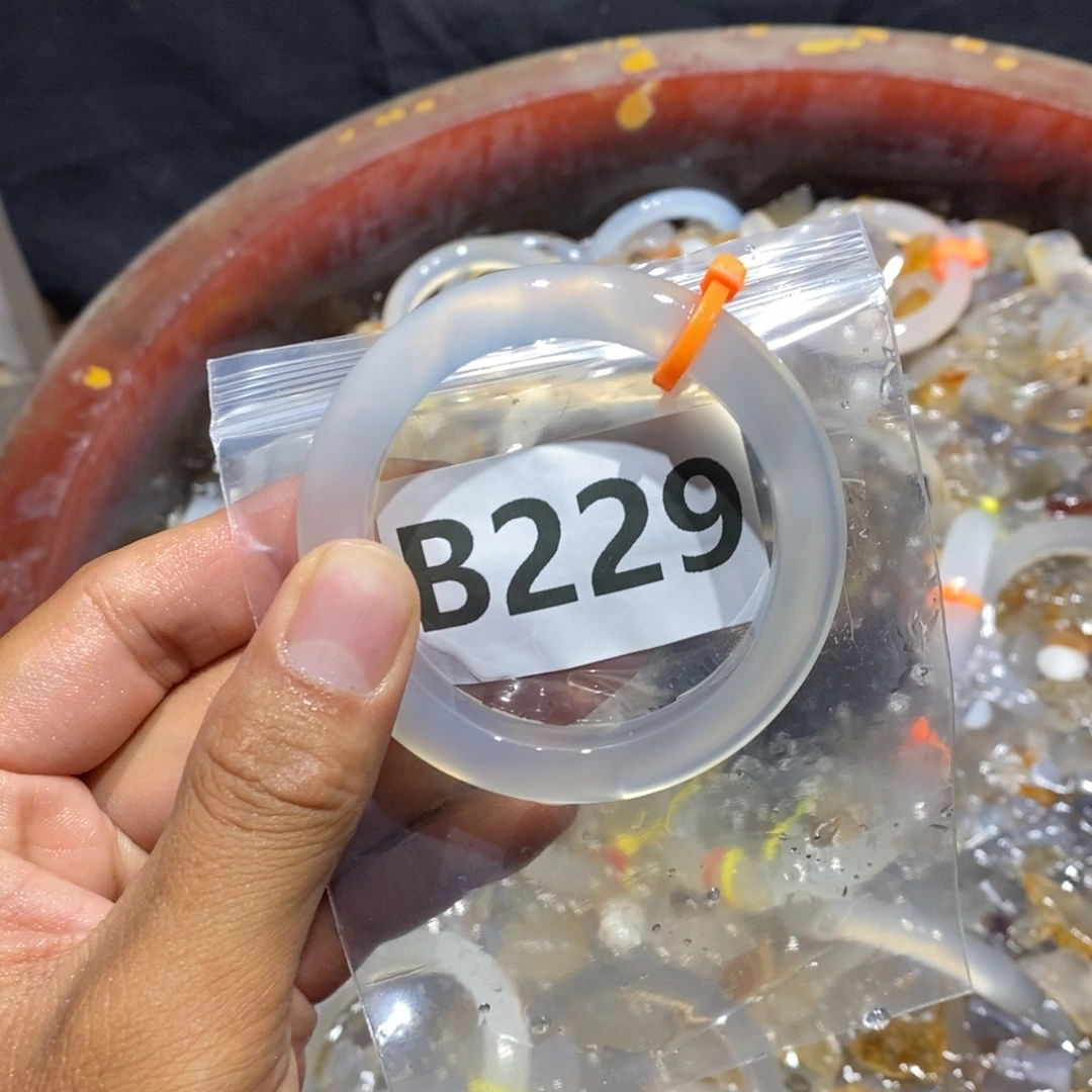 晚***晚手镯玛瑙/玉髓未镶嵌