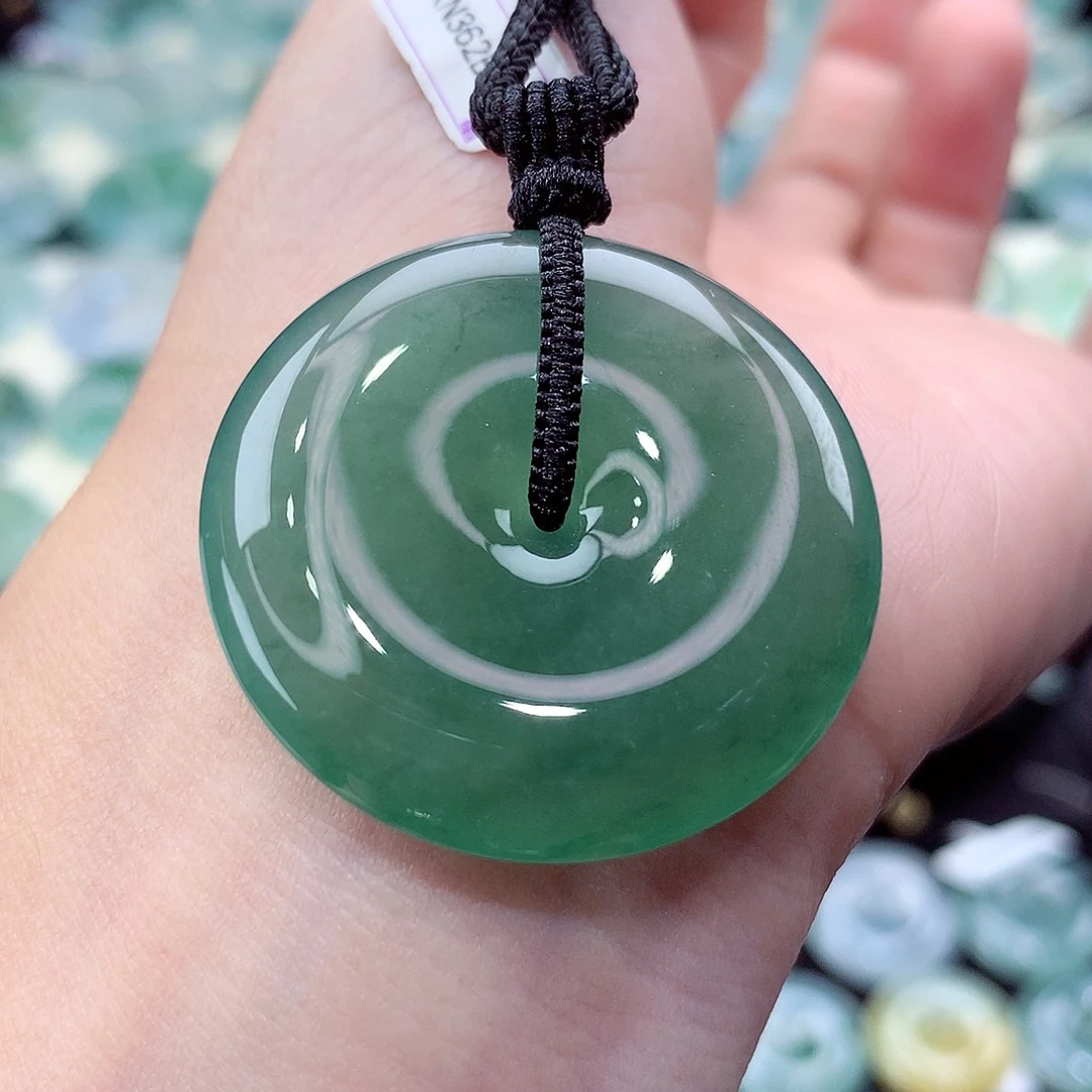 翡翠未镶嵌颈饰编号52。尺寸33.6-6.8