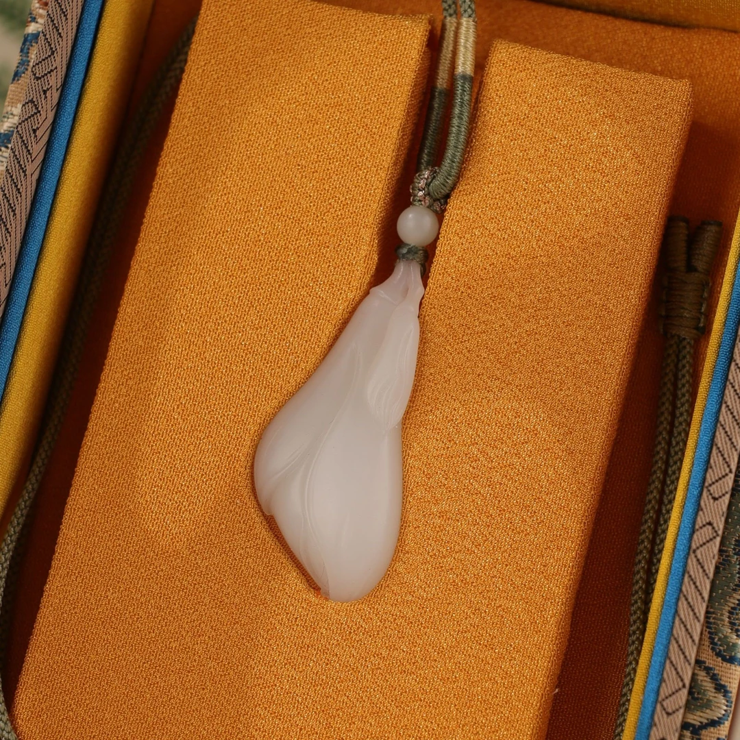 XF7322二十世纪和田玉兰花挂坠