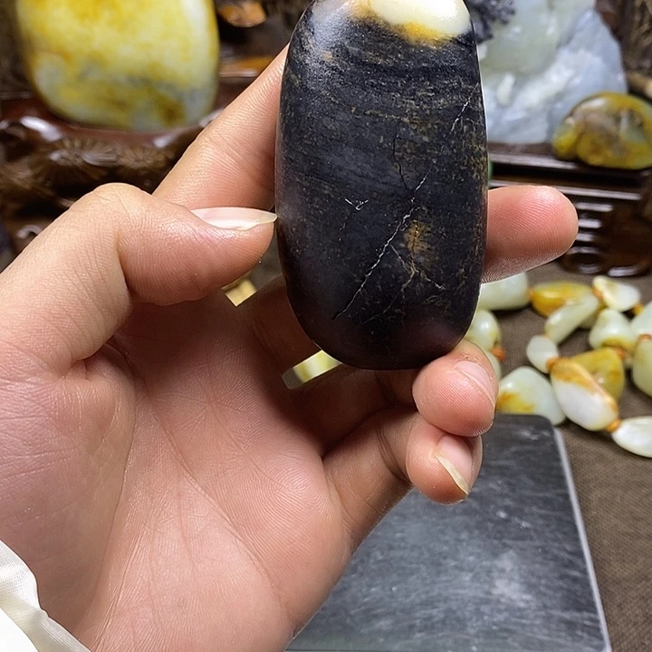 和田玉未镶嵌把件