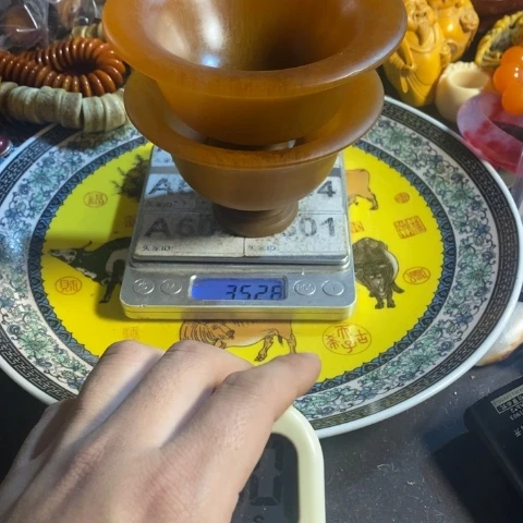 瓷片唔*全寻呼台的一个小女孩在一个