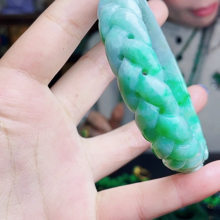 翡翠未镶嵌颈饰多样性60.7