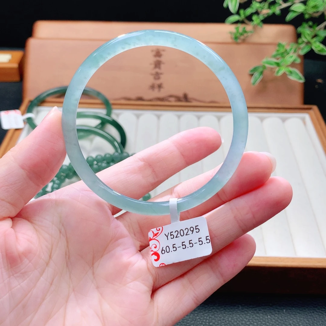 翡翠未镶嵌手镯（圆镯）