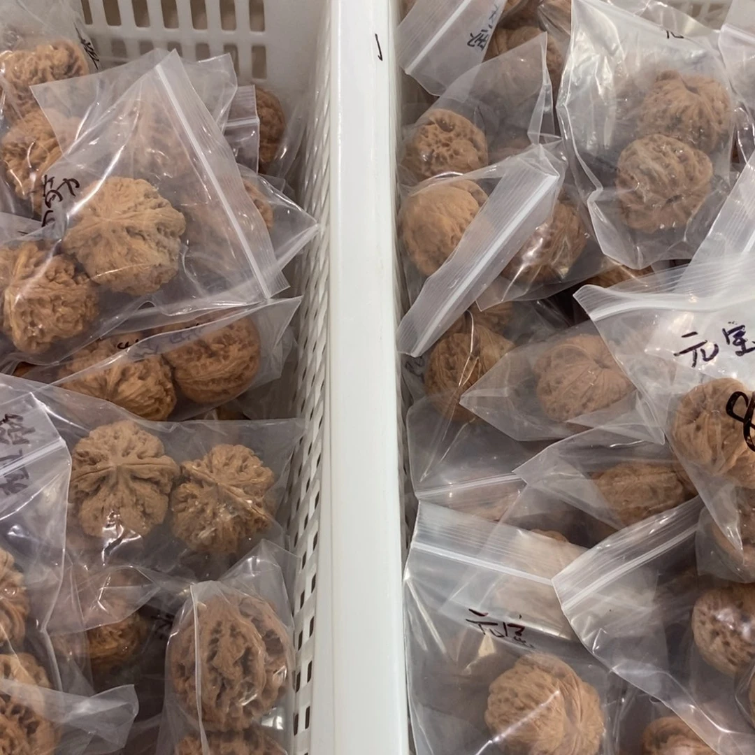 文玩核桃吊坠粗筋元宝有瑕疵