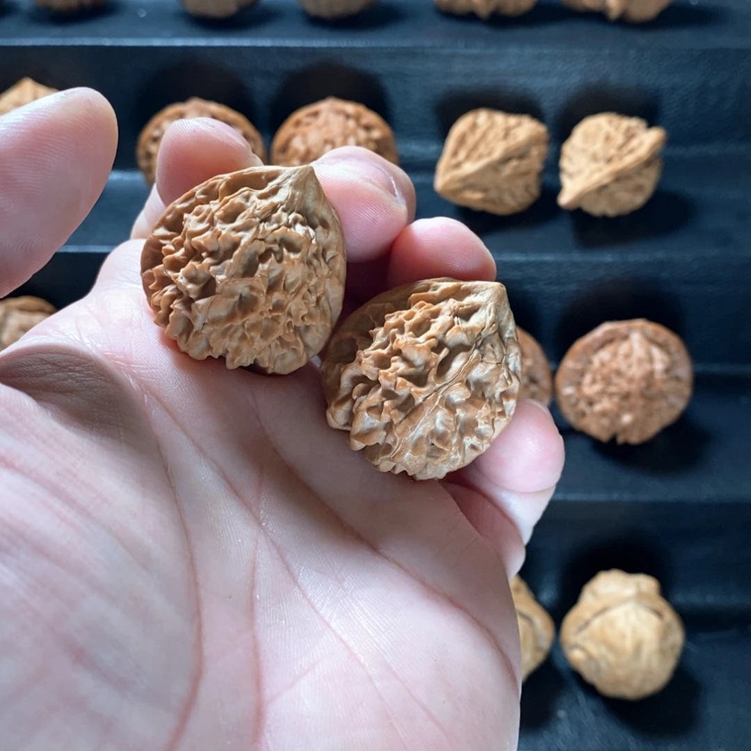 桃核把件和野生原树山湖纹32