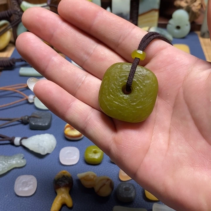 蛇纹石玉未镶嵌颈饰