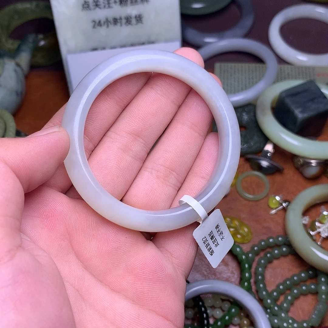 和田玉手镯未镶嵌成****师