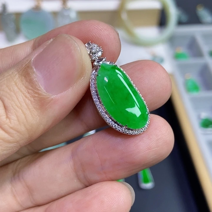 ****琳翡翠18K金镶嵌颈饰