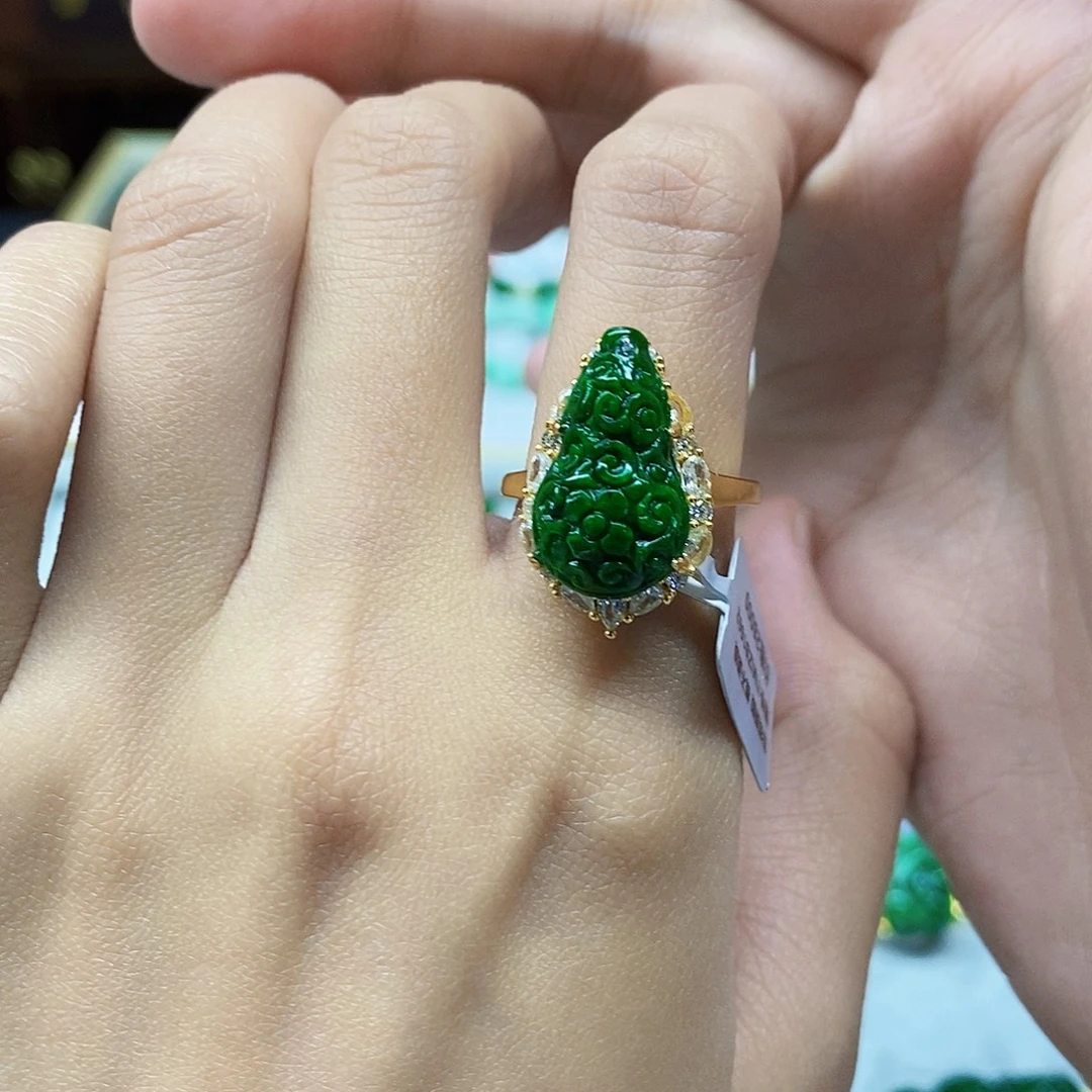 翡翠未镶嵌颈饰戒指