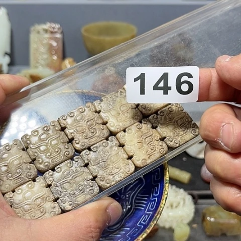 摆件瓷器制作过程是采用一条简单粗细加工制作