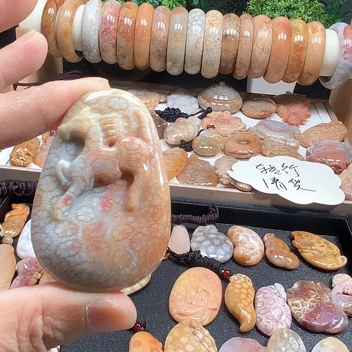 颈饰未镶嵌硅化珊瑚（珊瑚玉）