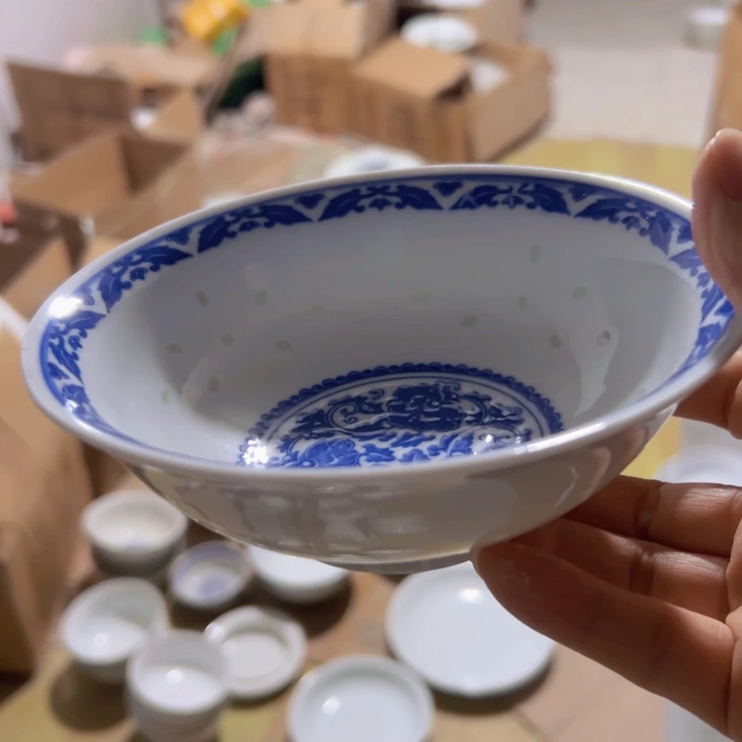 碗青花玲珑牡丹荷叶碗