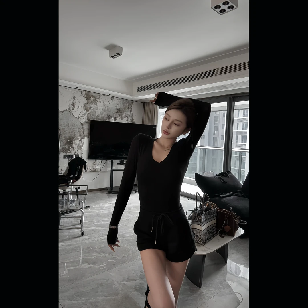 Black vitality.【你该自由】Baby超柔感必入款垫肩紧身上衣