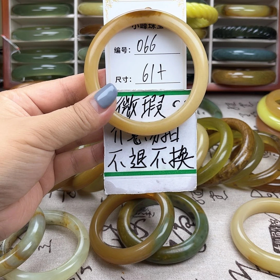 蛇纹石玉手镯未镶嵌给****间