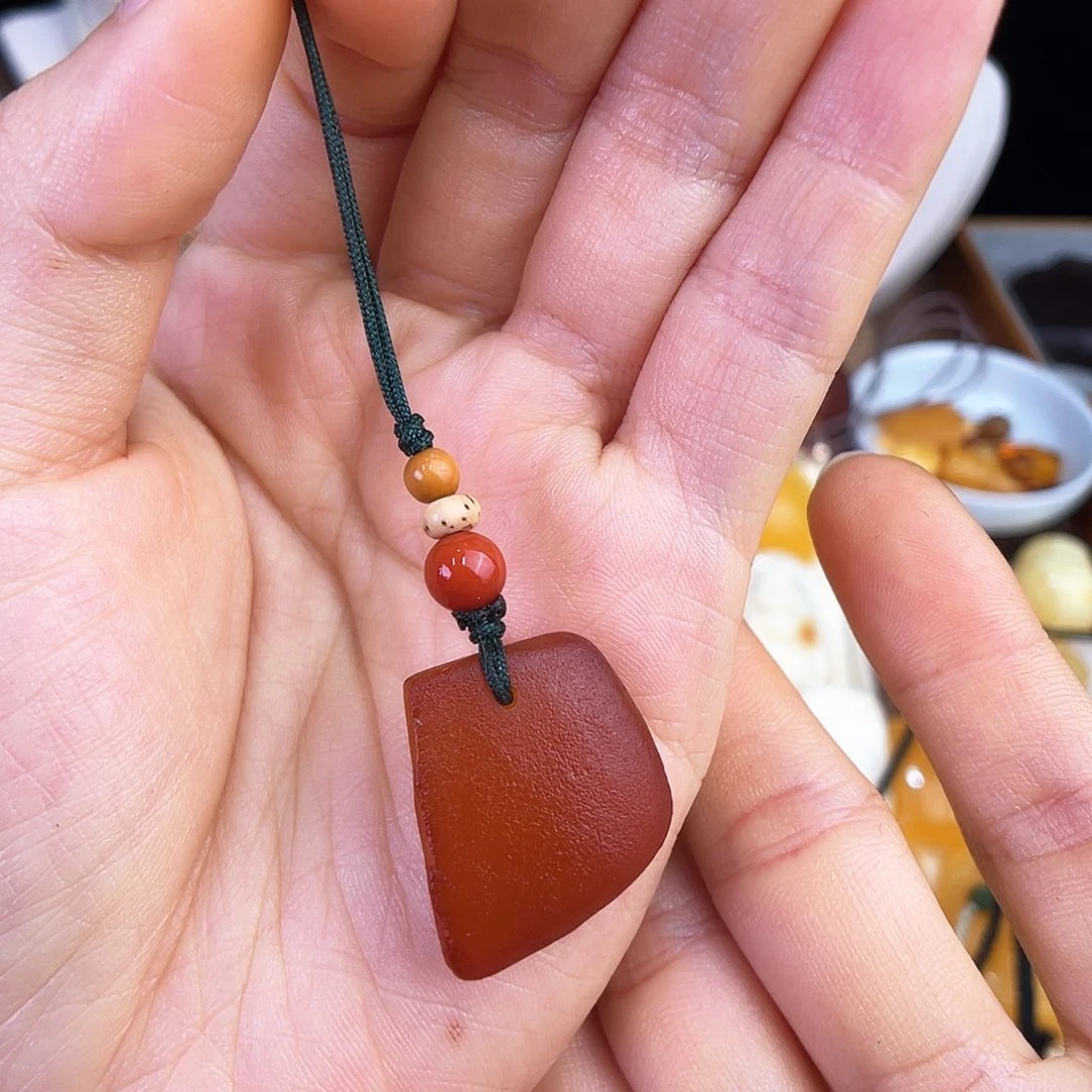 未镶嵌琥珀珠宝奇石。