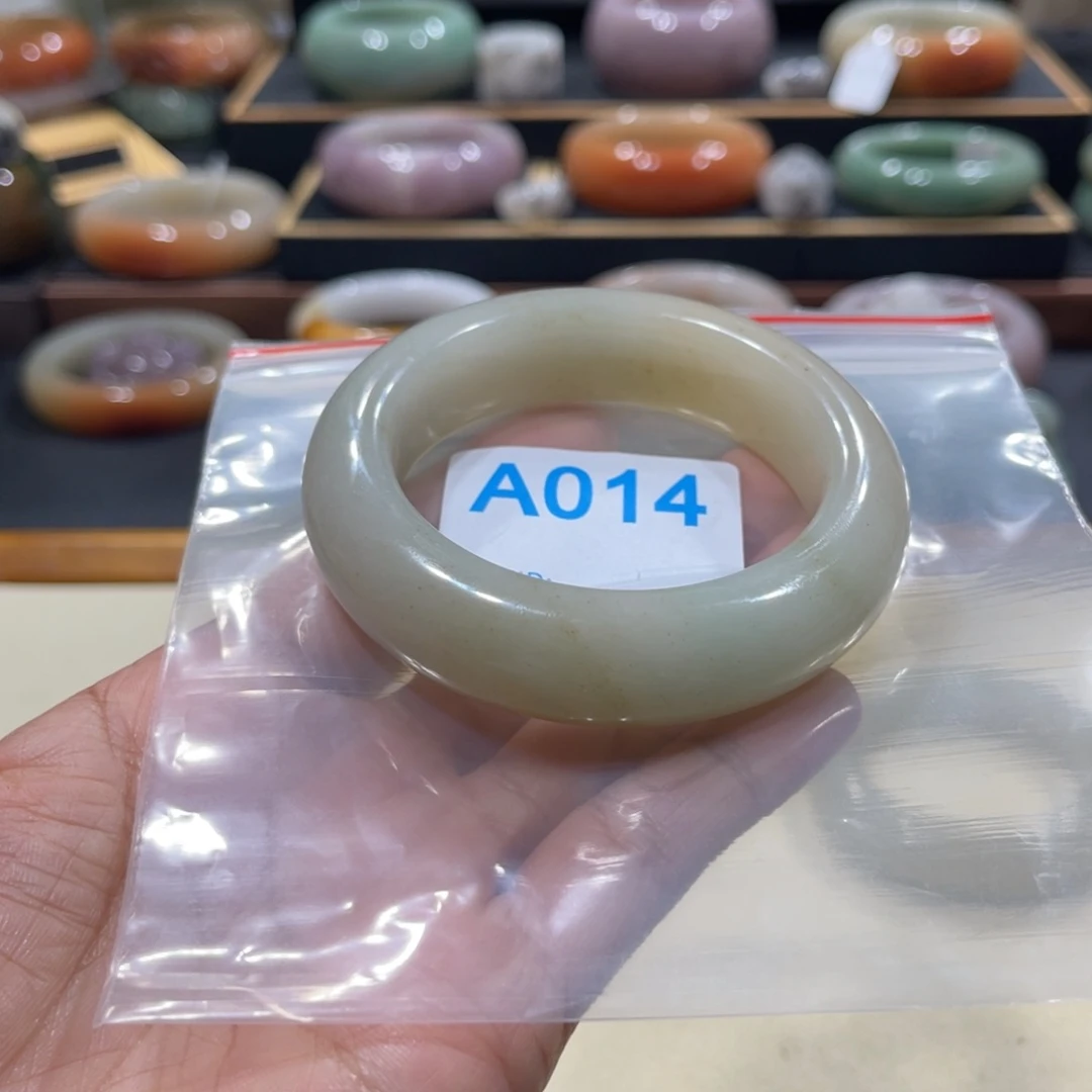 未镶嵌手镯石英岩玉一**意