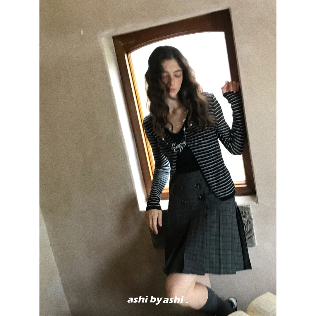 大于诗集 西西里午后法式显瘦假两件条纹V领针织衫女长袖花朵上衣