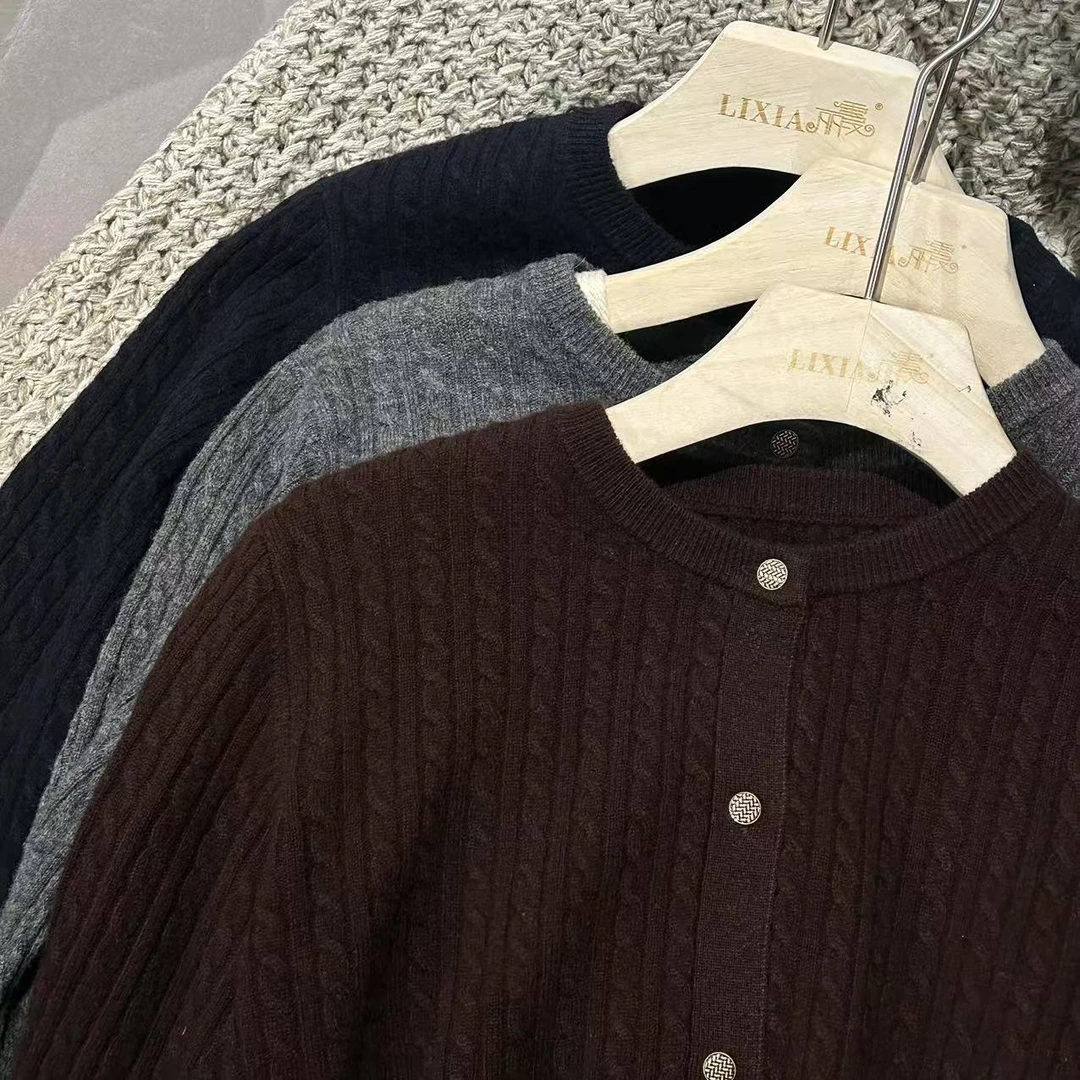 LIXIA【慢调生活】全绵羊毛设计款简约纯色圆领开衫毛衣-D6650