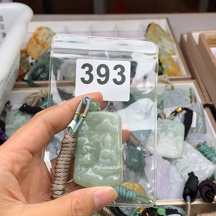 翡翠颈饰未镶嵌水**扬翡翠