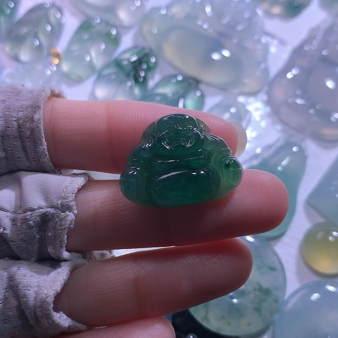 翡翠未镶嵌颈饰佛