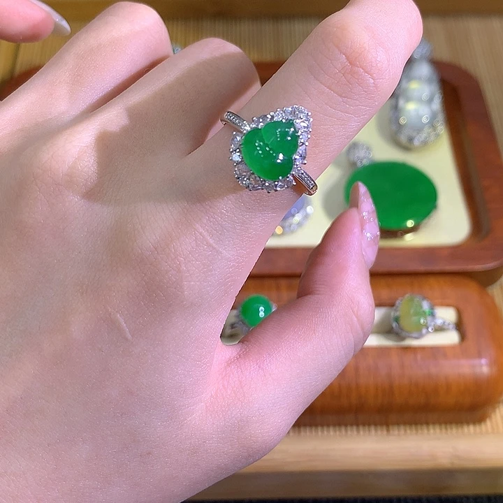 18K金镶嵌戒指翡翠