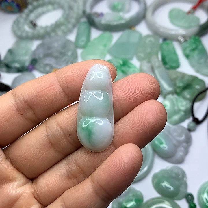 翡翠吊坠(赠链)未镶嵌