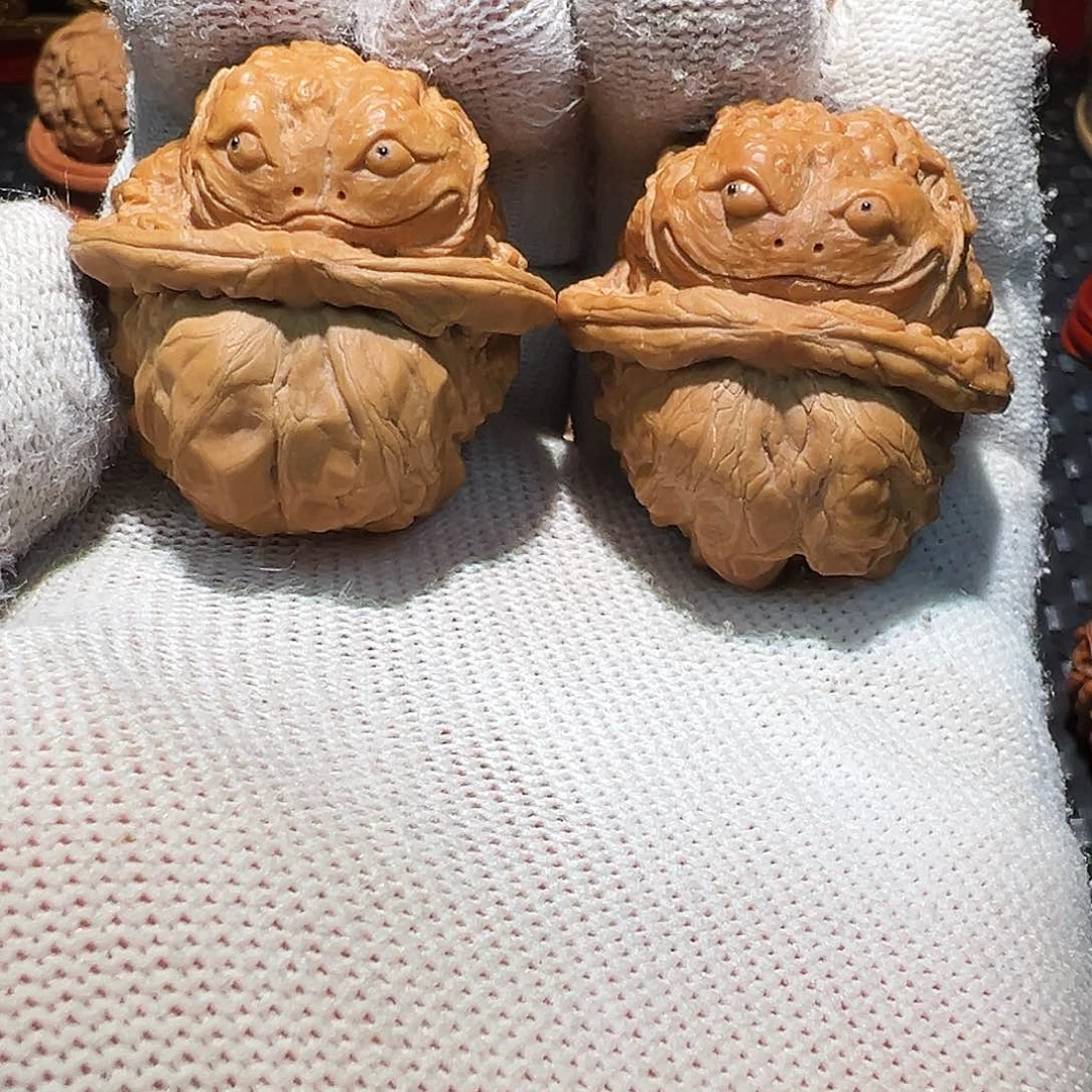 文玩核桃把件单面镶嵌金蟾