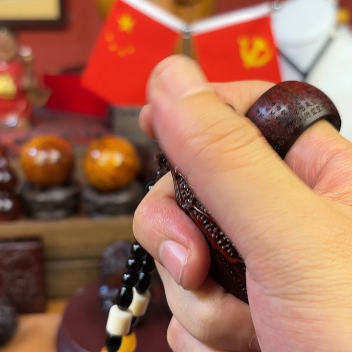 非洲紫檀（红花梨）蝉