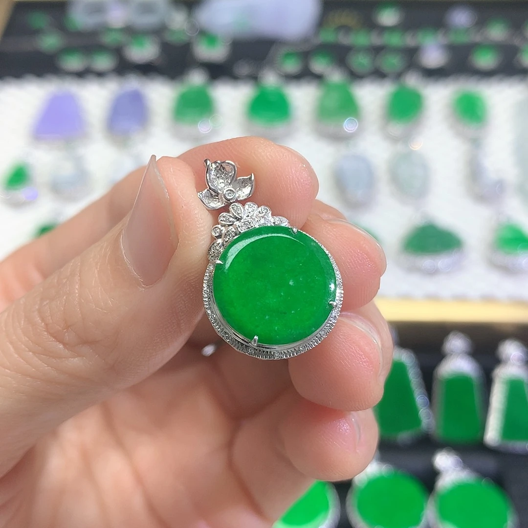 颈饰18K金镶嵌翡翠吊坠