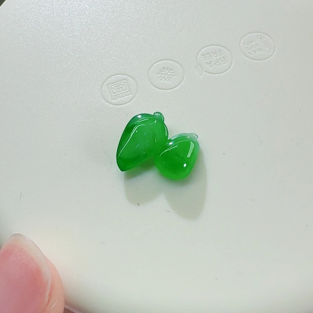 翡翠颈饰未镶嵌福瓜一对