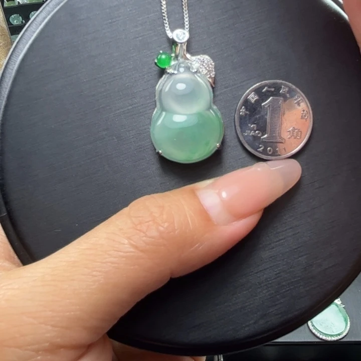 石英质玉（非洲翠）未镶嵌颈饰