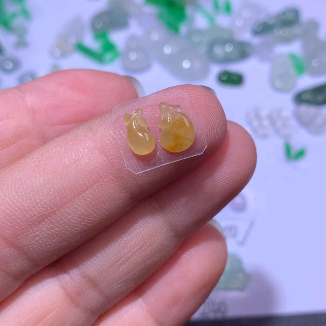 翡翠未镶嵌颈饰茄子