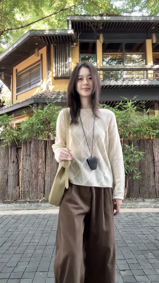 2025秋季新款米白色格纹镂空针织衫长袖慵懒风别致上衣百搭阔腿裤