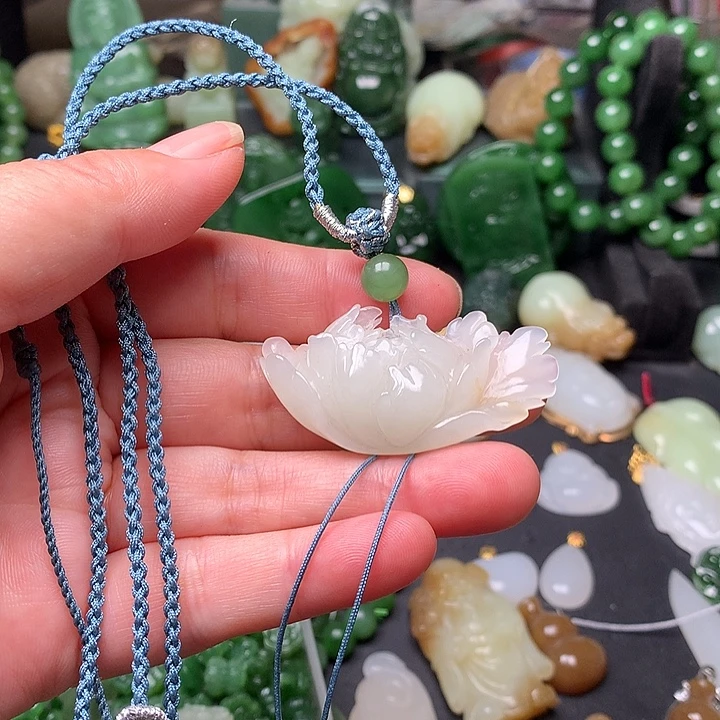 用***天和田玉未镶嵌颈饰