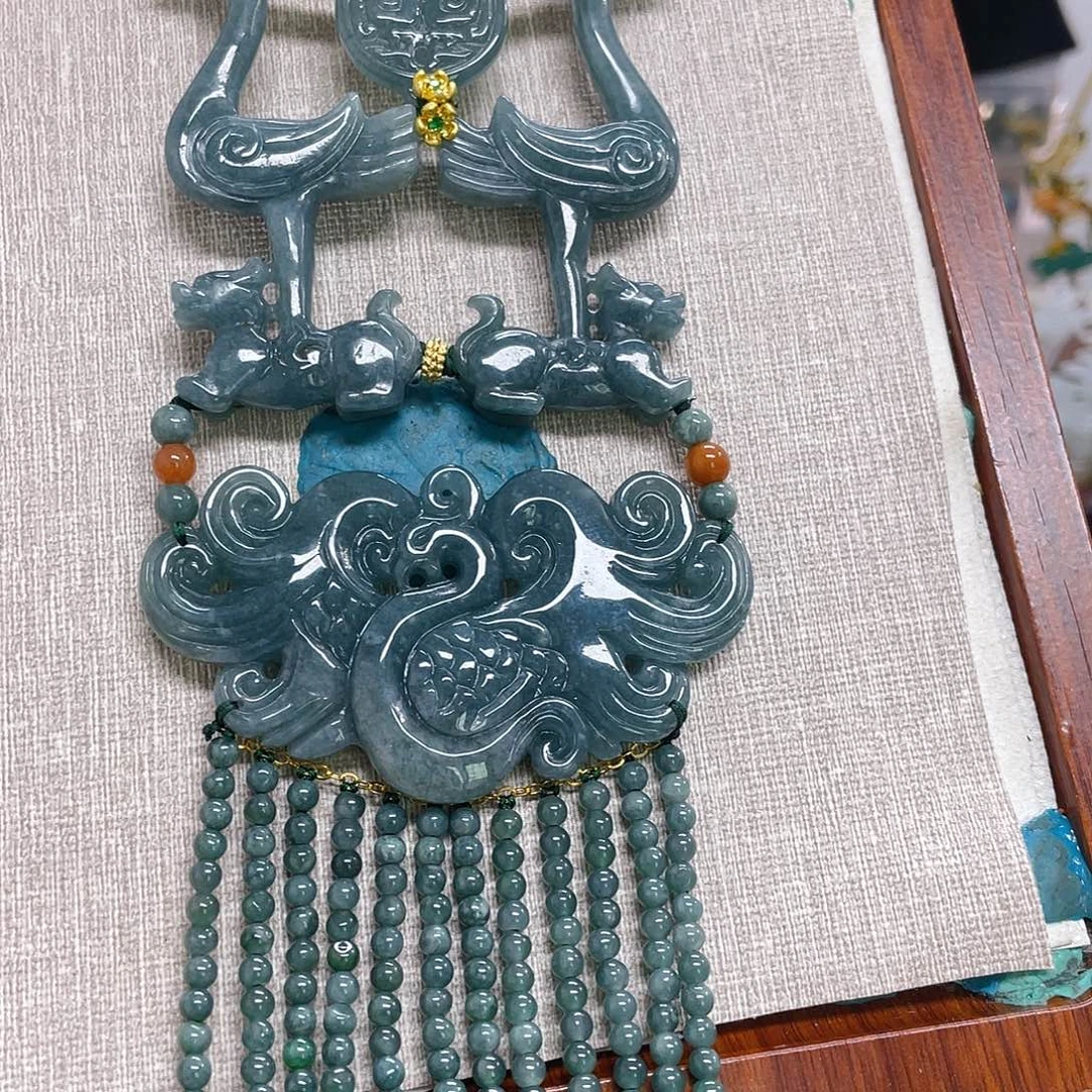 翡翠未镶嵌颈饰弦鸟吊坠