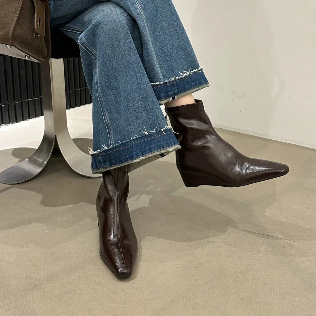 2025年秋冬季新款法式复古方头坡跟短靴女百搭显瘦短筒女