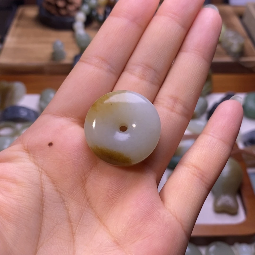 和田玉未镶嵌颈饰梅*