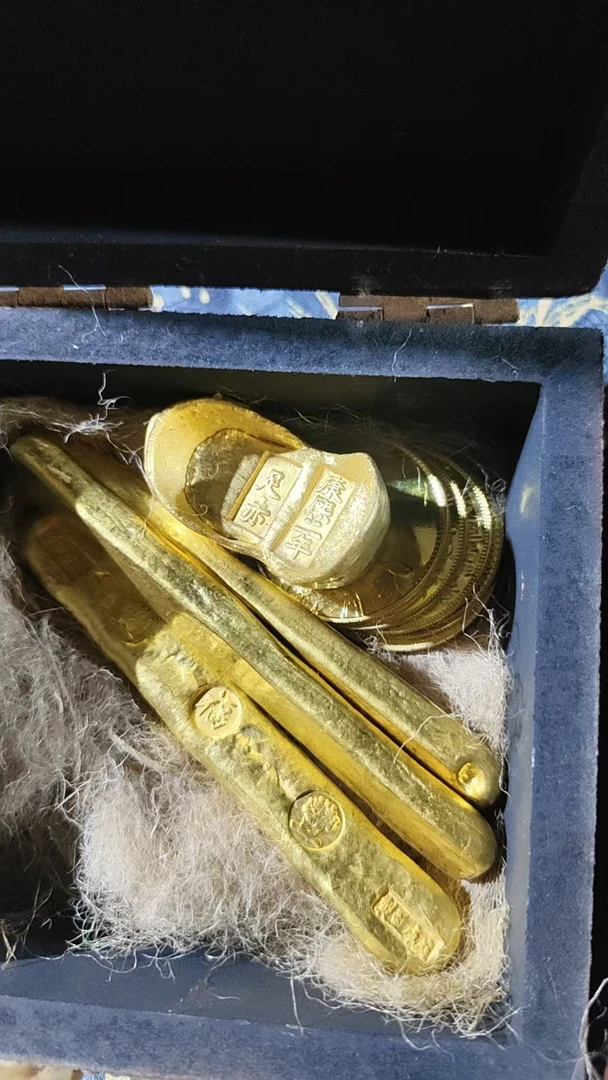 1个开封珍红色小盒子摆件链接2号