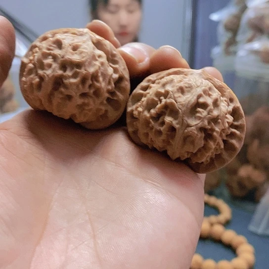 【闪购商品】把件文玩核桃43宫灯红皮尖修