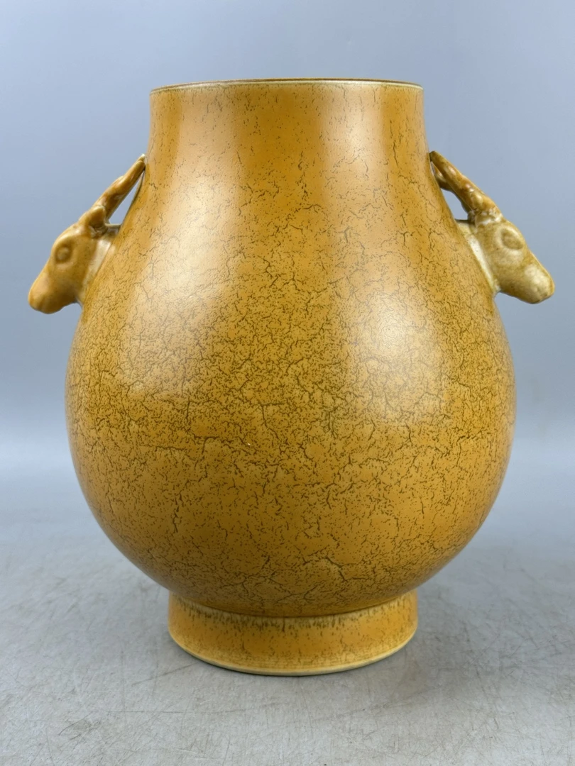 黄釉橘皮纹鹿头摆件