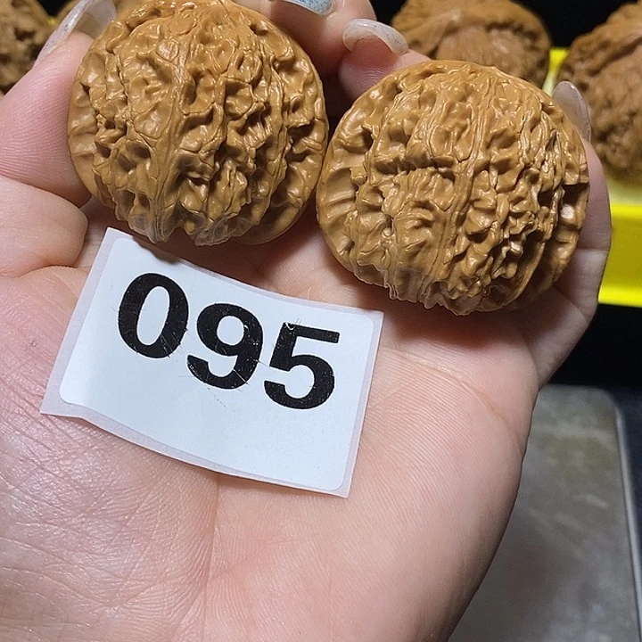 文玩核桃吊坠白狮子