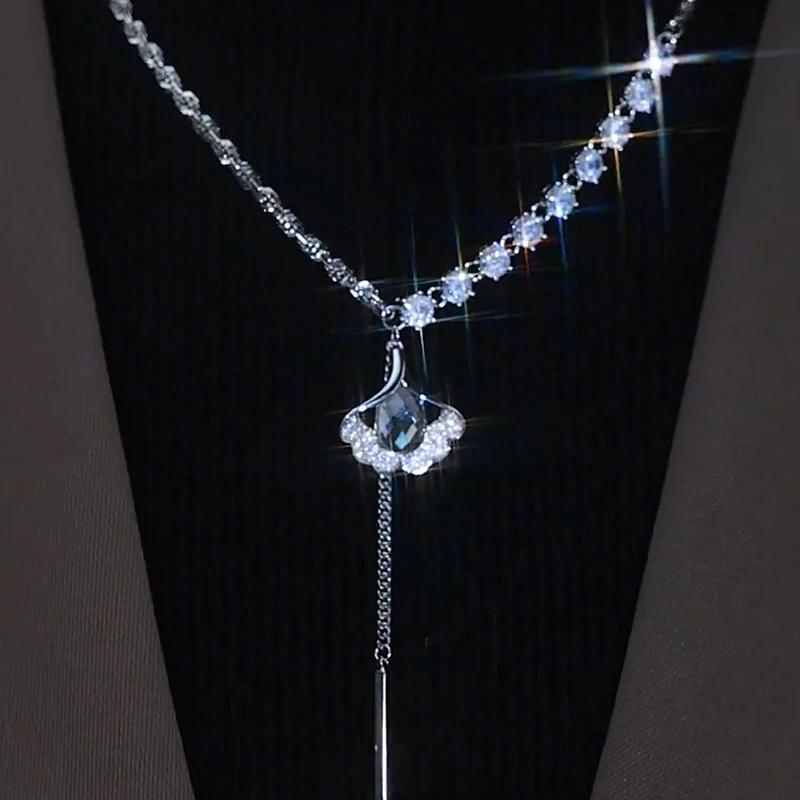 钛钢合成锆石项链 2025年新潮秋冬银杏叶毛衣链女小众高级感项链