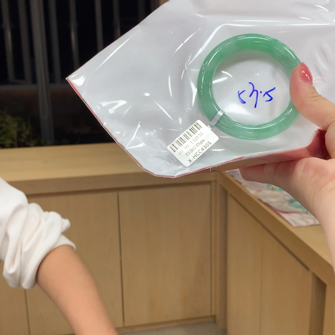 翡翠手镯未镶嵌不退不换