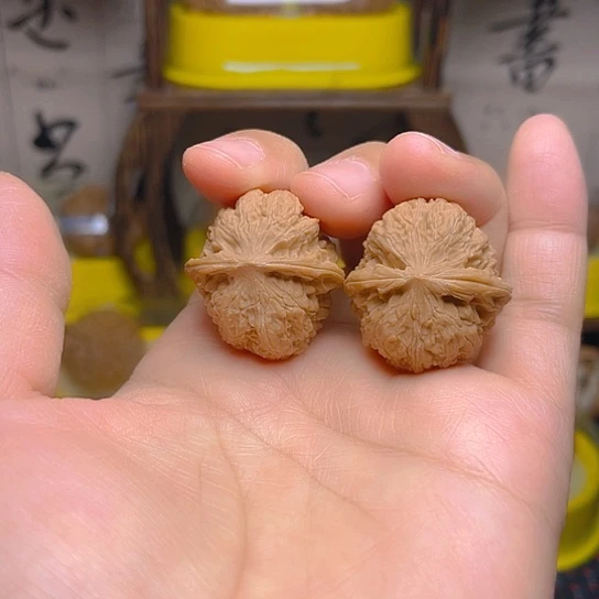 文玩核桃吊坠绣球