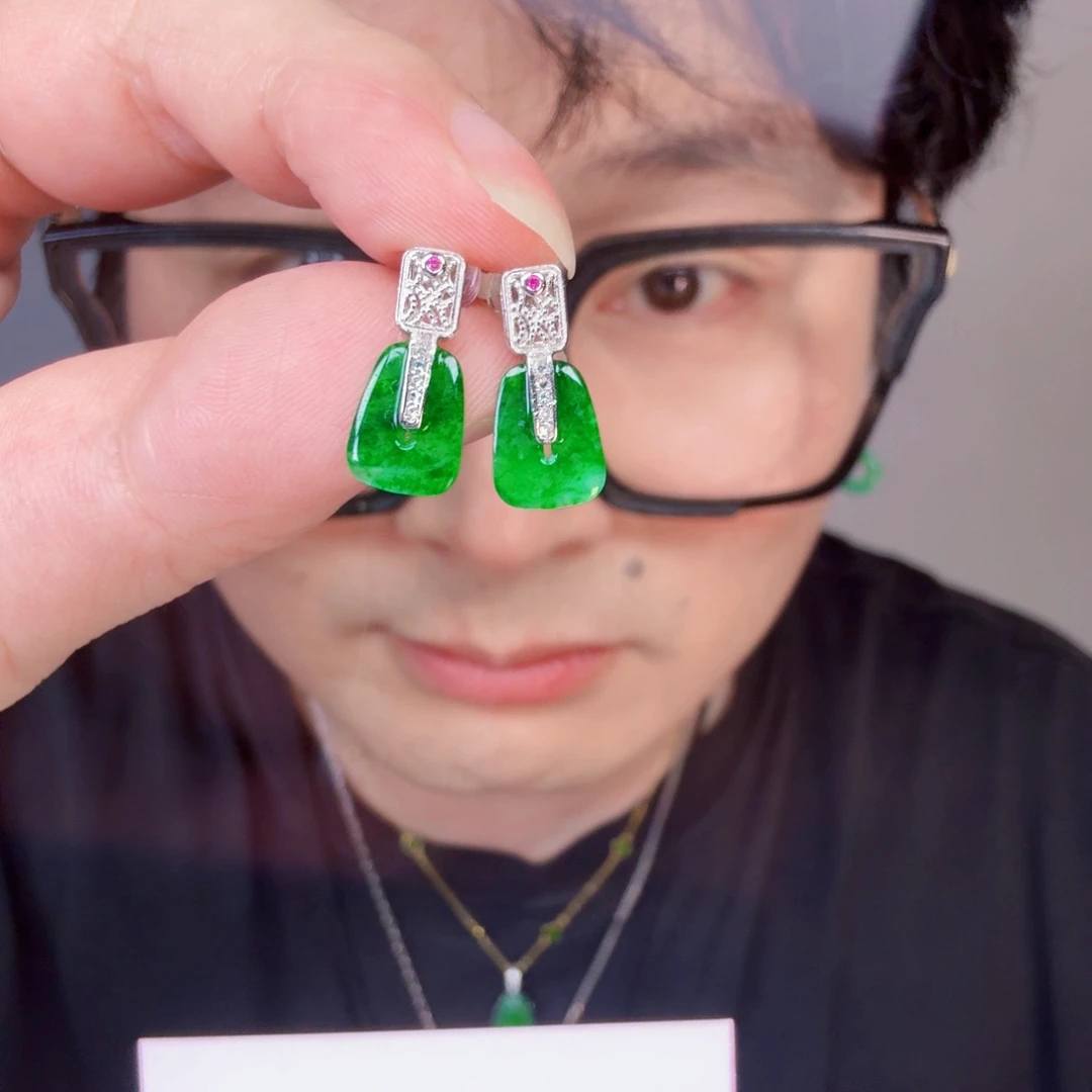 翡翠未镶嵌颈饰一对
